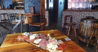 Vue bar et plateau fromage charcuterie