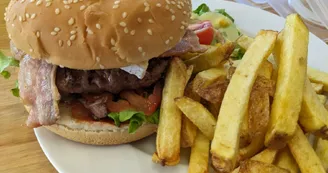 Burger Bacon & Brie avec Frites Maison