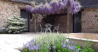 Terrasse fleurie et pergola