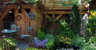 La cabane vue du jardin