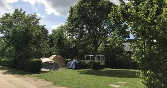 camping du bac ménil mayenne tentes camion verdure vélos