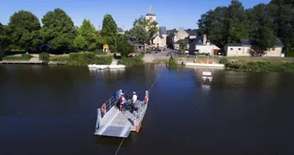 Traversee_en_bac-La_Mayenne_(riviere)_Menil-CP-Pascal_BELTRAMI_-_Mayenne_Tourisme(1)