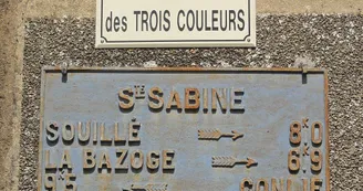 Sainte-Sabine-sur-Longève_(Sarthe)_plaque_de_cocher,_rue_des_Trois_Couleurs