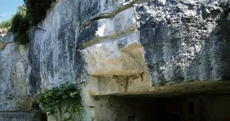 Les entrées de carrières dans le quartier historique de Saint-Savinien