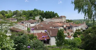 Vue sur le château d'Aubeterre