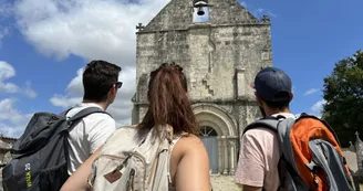 Des randonneurs découvrent l'église de la Frédière