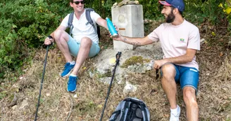 Des randonneurs font une pause sur le Chemin de Saint-Jacques-de-Compostelle