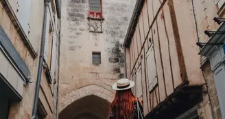 Femme marchant vers la Tour de l'Horloge