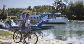 Cyclotouriste au Moulin de la Baine