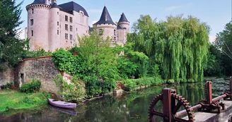 Ecluse au pied du château de Verteuil