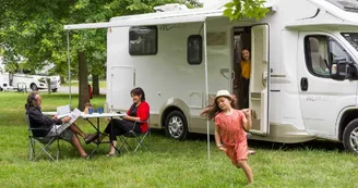 Touristes-en-Camping-car-a-La-Suze-sur-Sarthe