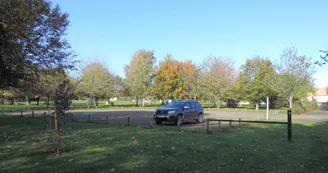 Aire de stationnement Camping-car à Auvers-le-Hamon près du plan d'eau