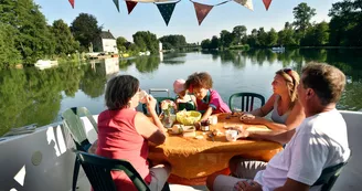 Déjeuner à bord d'un bateau habitable - Anjou Navigation