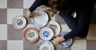 Clélia avec les assiettes