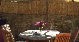 terrasse sous glycine fleurie