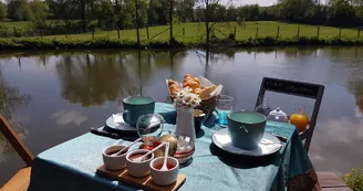 Le Cottage Belmontais - Beaumont-sur-Sarthe - petit déjeuner en bord de rivière