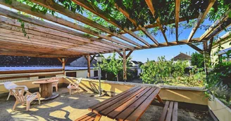 Pergola avec jardin de 900m2 clos et très peu de vis à vis