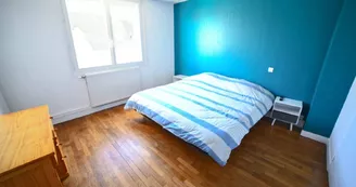 Chambre avec 2 lits simples et TV