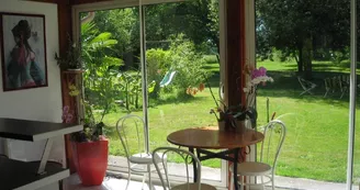 coin petit déjeuner avec vue sur le jardin