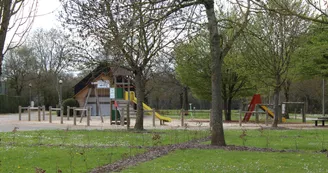 Camping du Sans Souci - Fresnay-sur-Sarthe - emplacements aire de jeux