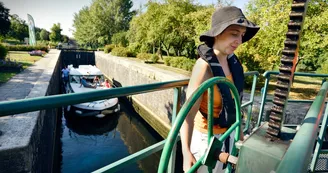 Passage d'une écluse d'une pénichette d'Anjou Navigation