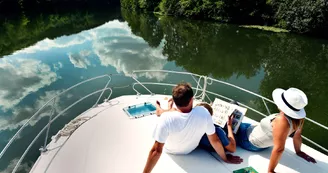 Détente sur le pont d'un bateau habitable - Anjou Navigation