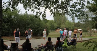 Partie de pétanque sur l'un des boulodromes du Domaine