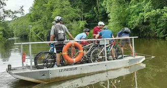 Passage du bac à chaine lors d'une balade encadrée