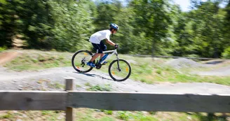 VTT à la base de loisirs de Brûlon