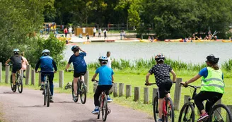 Vélos à la base de loisirs de Brûlon