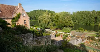 valleedelasarthe-Petite-cite-de-caractere-Parce-vue-sur-la-Sarthe