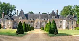 Château-de-Villaines-entrée-ifs