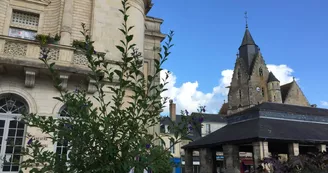 Théâtre, église Saint Nicolas et les halles