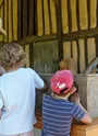 Jeux sous l'appenti de la maison à pans à la Maison de la Forêt