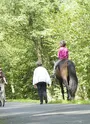 Cyclistes et cavalière sur la Voie Verte de Haute-Saintonge