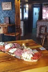 Vue bar et plateau fromage charcuterie