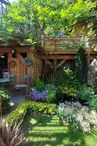 La cabane vue du jardin